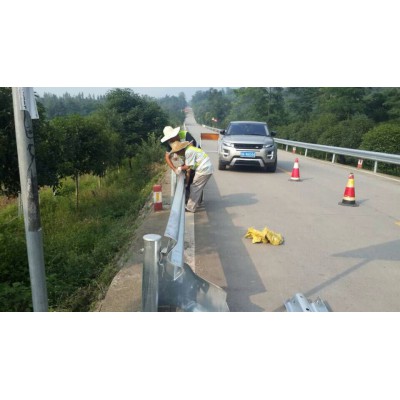 四川成都公路成套波形防护栏板生产厂家